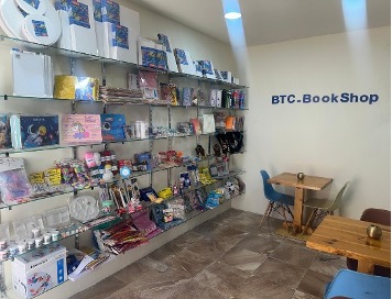 المكتبة والقرطاسية داخل BTC-Cafe
